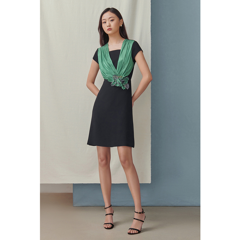 【歌精选款,不参加减券】SongofSong歌中歌三醋酸黑色气质褶皱披肩装饰收腰连衣裙5C31205670