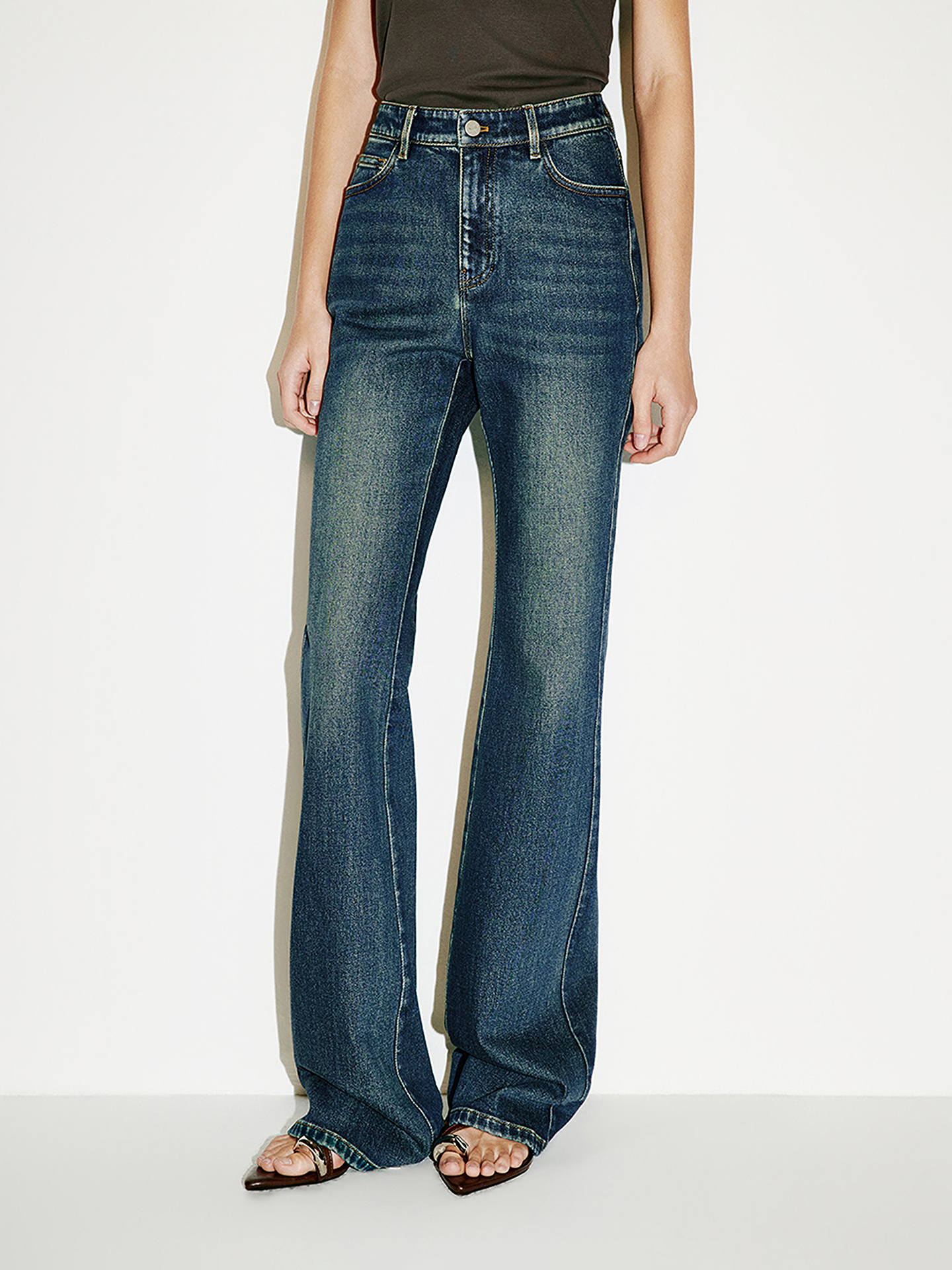 COVERINS2026夏季新款复古蓝色修身微喇牛仔裤CC36220340