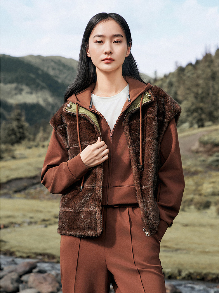 XII BASKET十二篮商场25冬咖色贵气感宽松环保皮草马甲7C35501030