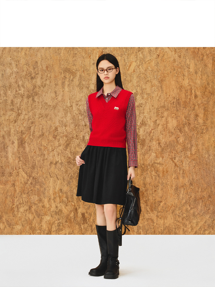 ToyzY2025冬季红色氛围感蛋糕刺绣V领马甲背心ZC35504020