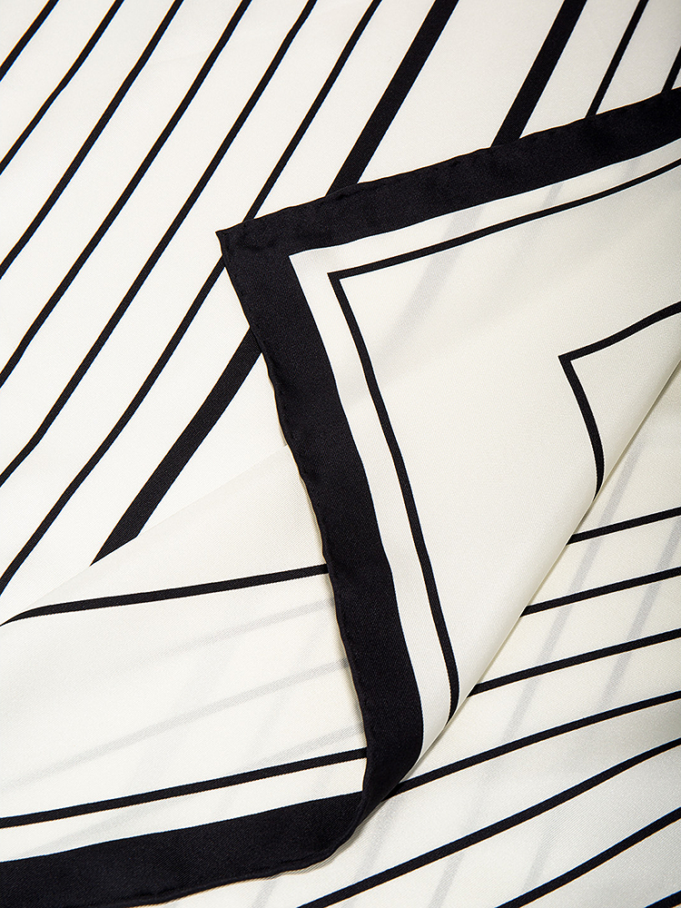 INSUN恩裳2025秋季时髦几何方块真丝丝巾9C35390010