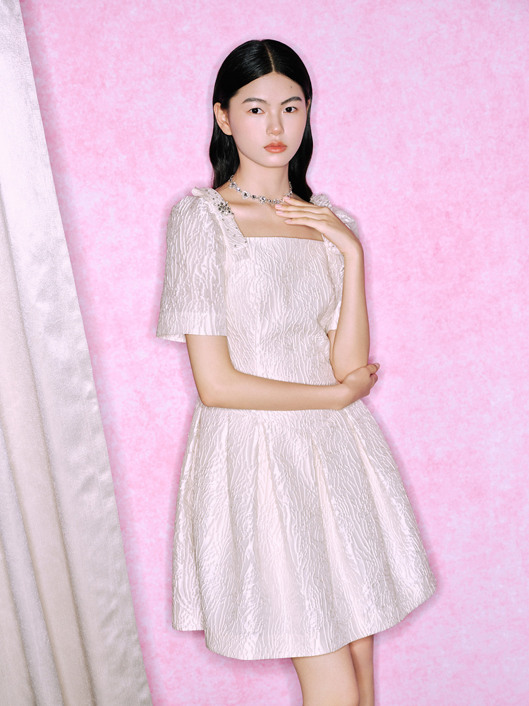 OBBLIGATO奥丽嘉朵2023秋季米色方领设计肩头点缀蝴蝶结肌理感连衣裙1C63305610