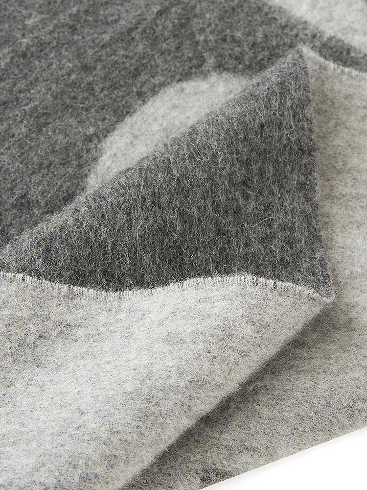 INSUN恩裳2025冬季简约百搭绵羊毛流苏披肩围巾9C35590010