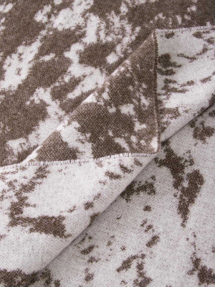 INSUN恩裳2024秋季印花拉毛工艺流苏羊绒围巾9C34390020