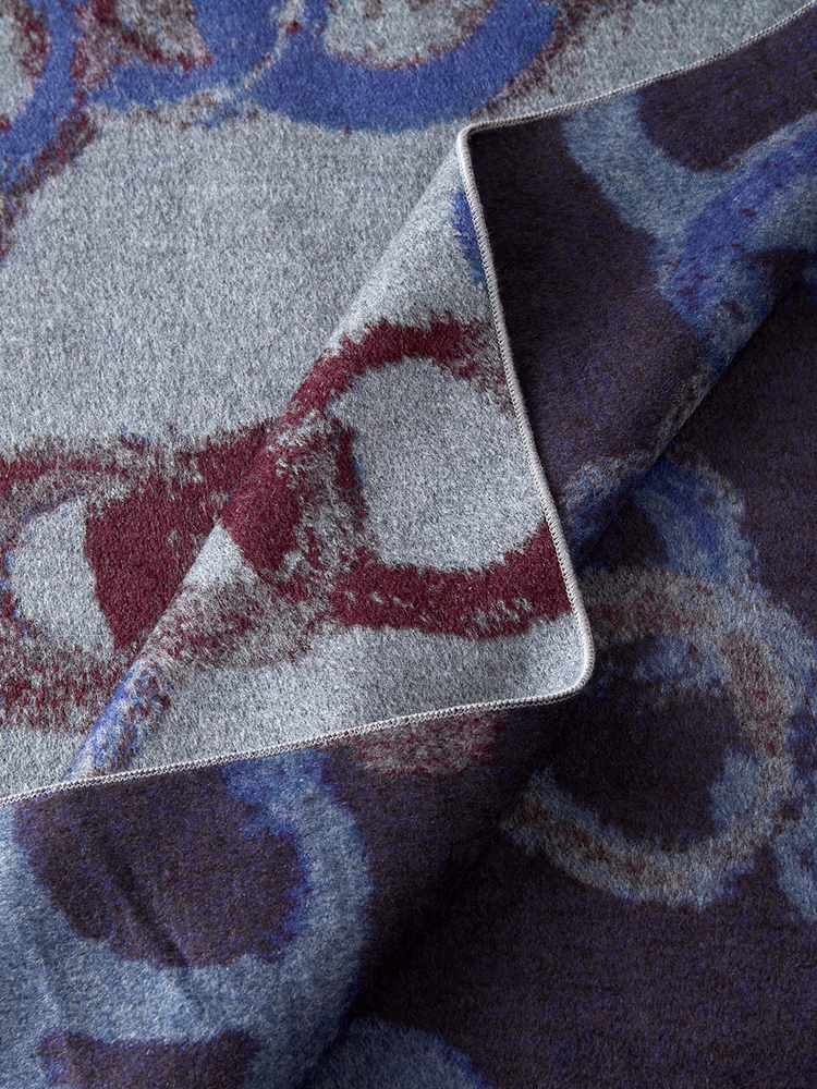 INSUN恩裳2024冬季时尚几何印花真丝丝巾9C34590030