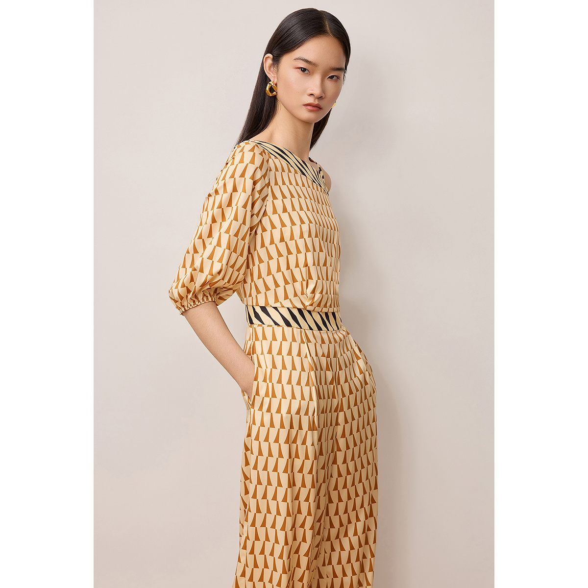 OBBLIGATO奥丽嘉朵2025秋季新品弹力斜纹绸撞色几何印花连体裤1C35302010
