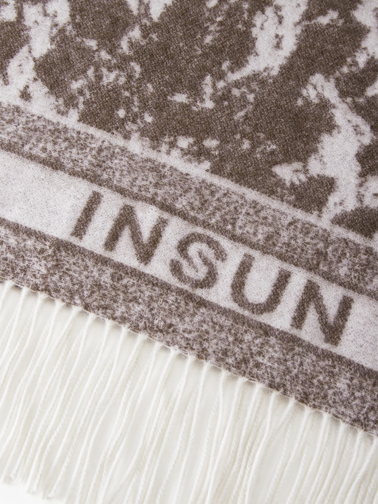 INSUN恩裳2024秋季印花拉毛工艺流苏羊绒围巾9C34390020