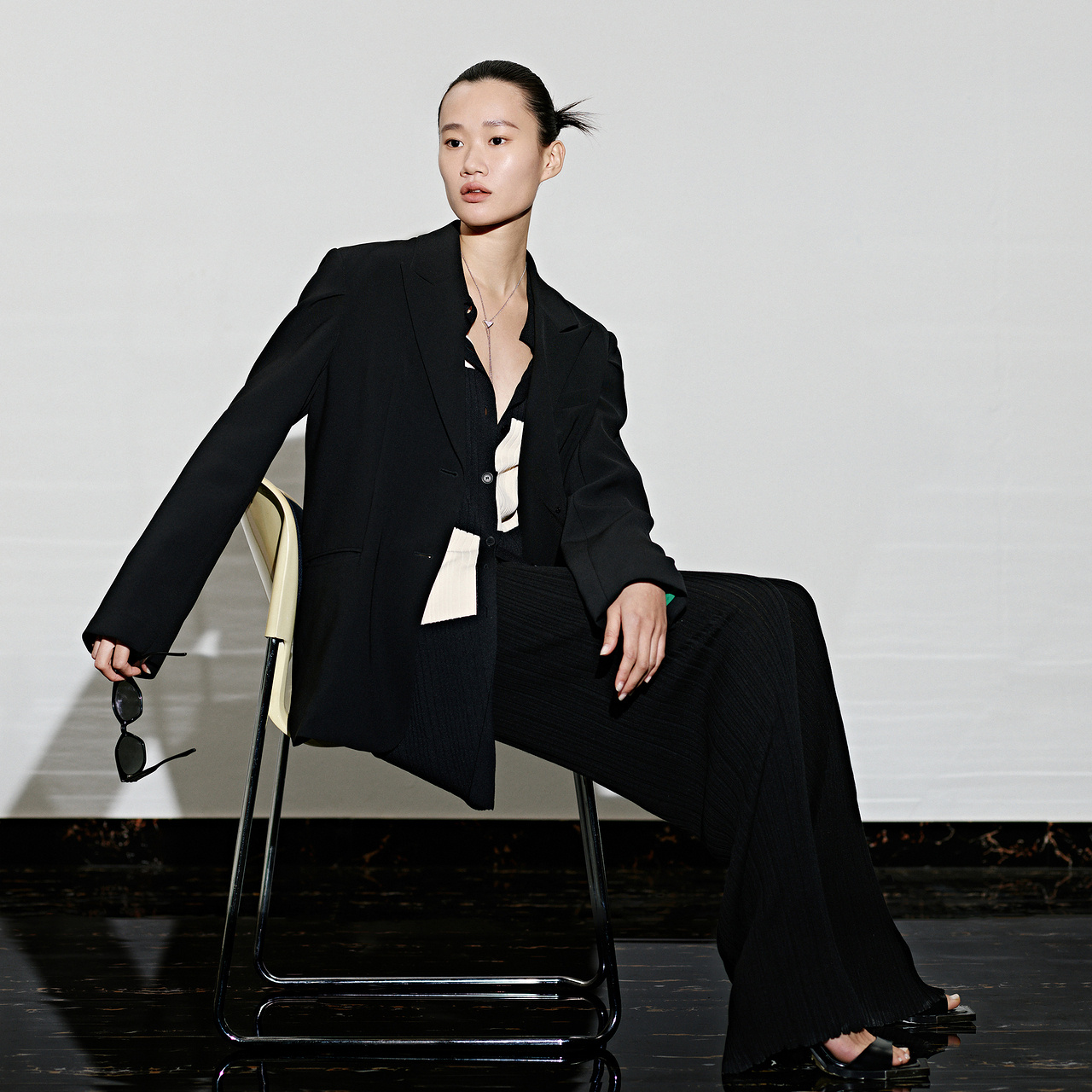 （转渠道下架）COVER蔻弗2022年春季垂感线条时尚气质裤子通勤微喇舒适休闲裤女CC52120160