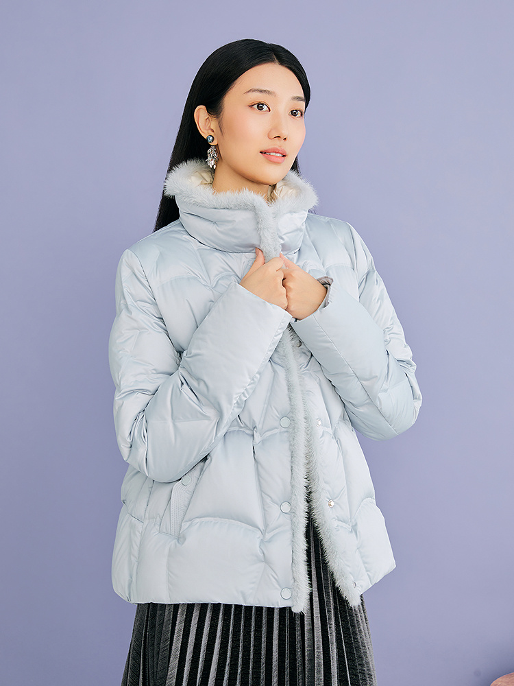 YINER音儿专选2026冬季新款时尚奢感缎面拼接水貂毛边立领羽绒服8C66508206