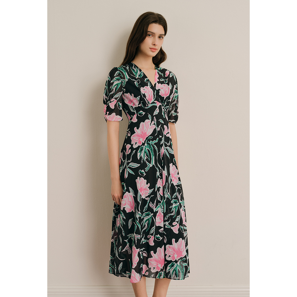 OBBLIGATO奥丽嘉朵2025年专选夏季新品黑色V领抽褶桑蚕丝印花连衣裙1C65205750