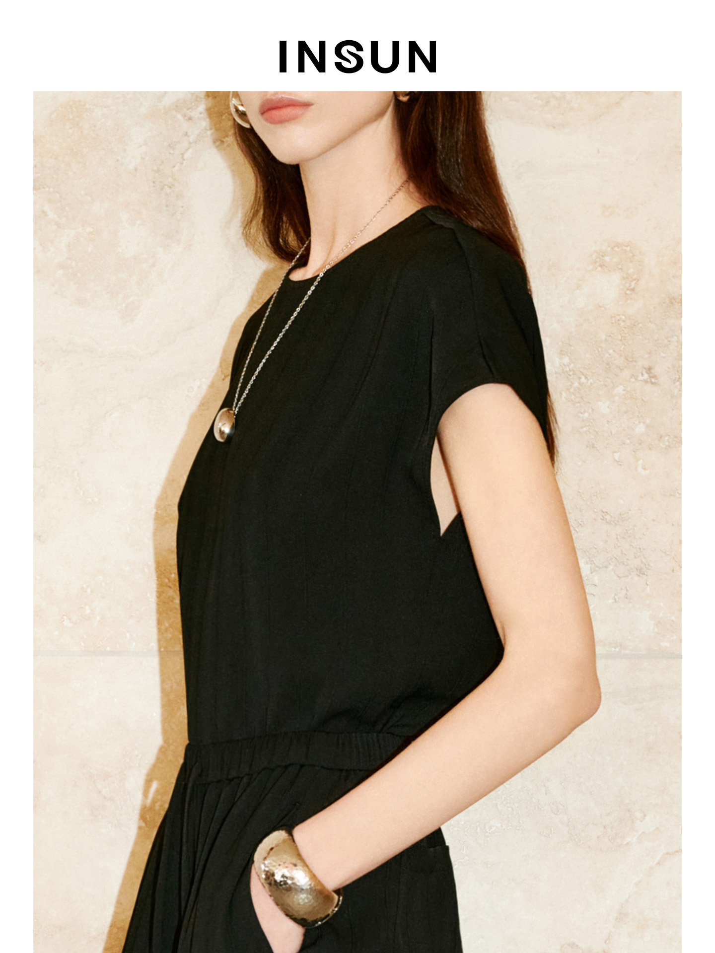 INSUN恩裳专选2026夏季圆领简约竖条肌理感短袖T恤9C66270010