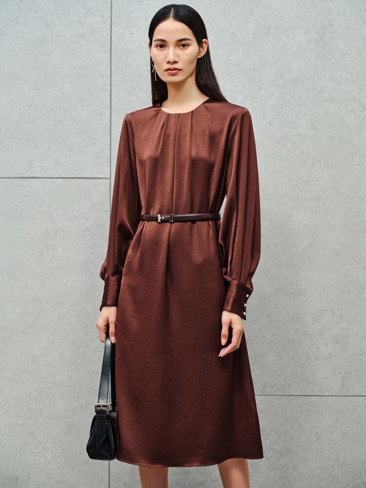 INSUN恩裳2023秋季亲肤透气醋酸垂坠感优雅立体设计连衣裙9C63305290（赠送腰带）