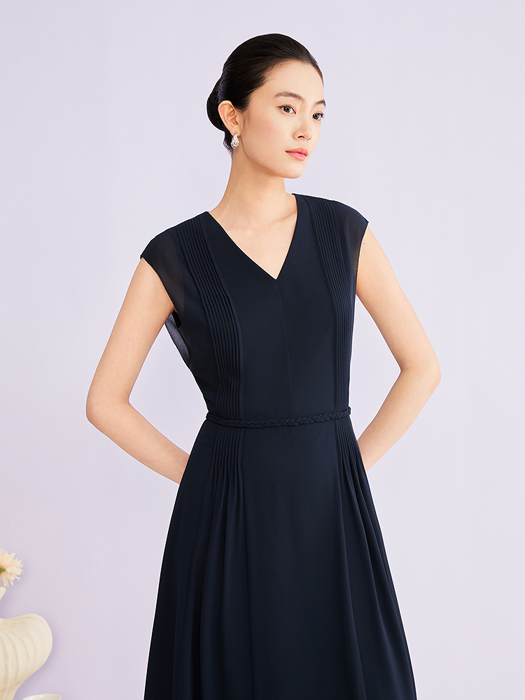 YINER音儿专选2026夏季新款优雅V领重工褶艺收腰无袖雪纺连衣裙8C66205316