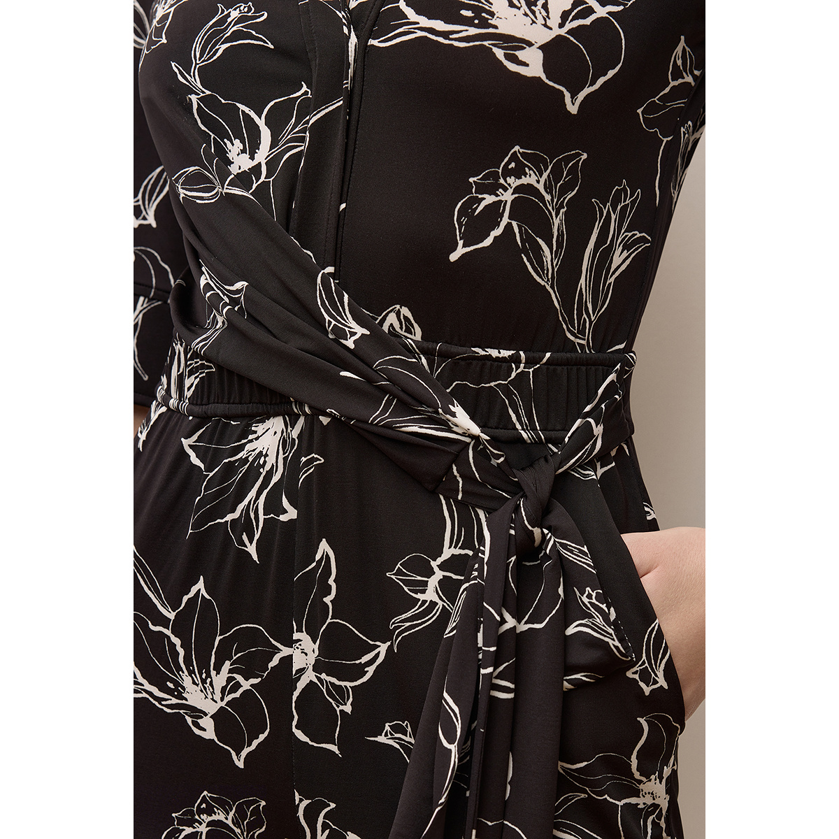 OBBLIGATO奥丽嘉朵2025夏季新品翻领设计感绑带收腰印花连体裤1C35202140