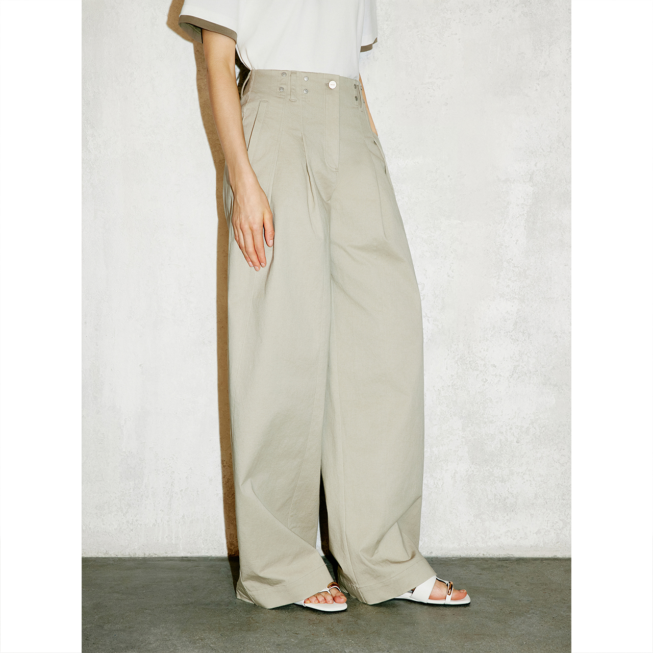 COVERINS2026夏季新款浅卡其宽松亚银铆钉褶裥阔腿裤CC36220040