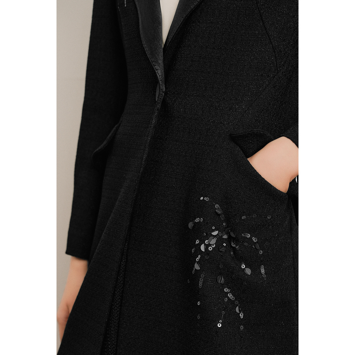 OBBLIGATO奥丽嘉朵2025春季金标戗驳领手工珠片一粒扣风衣1C35107010