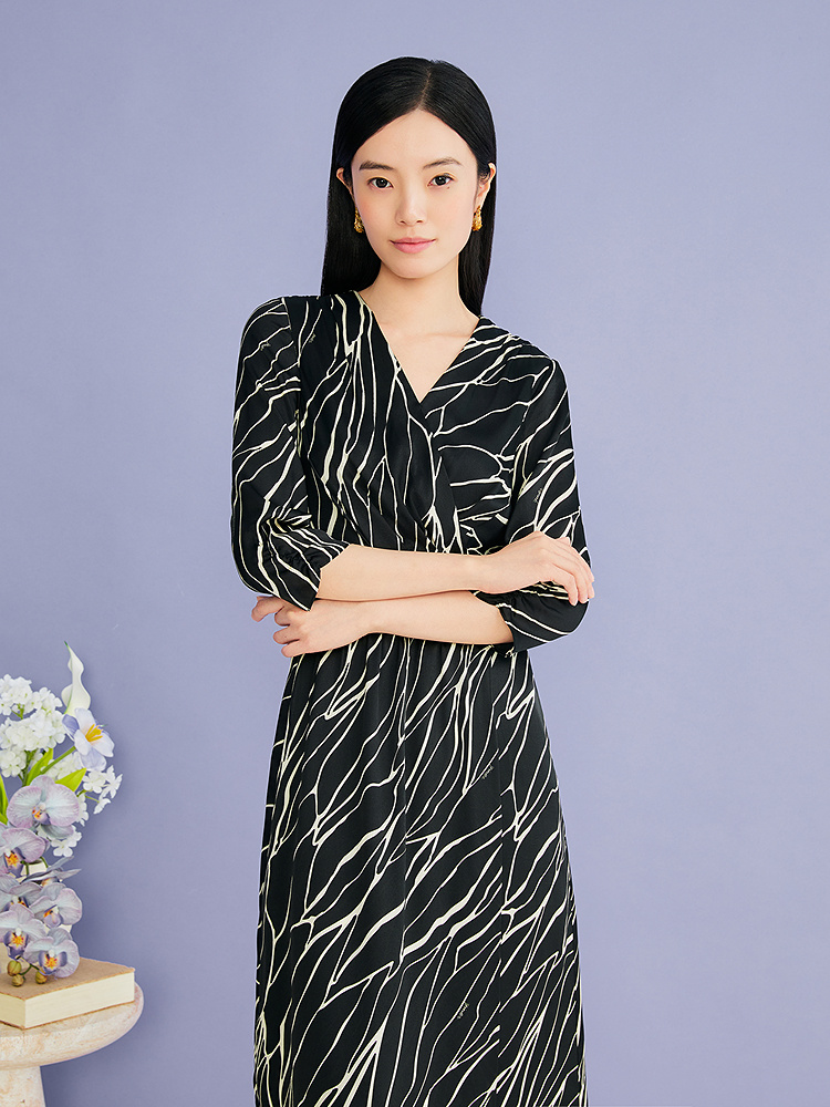 YINER音儿专选2026夏季新款时尚V领撞色印花桑蚕丝混纺收腰连衣裙8C66205606