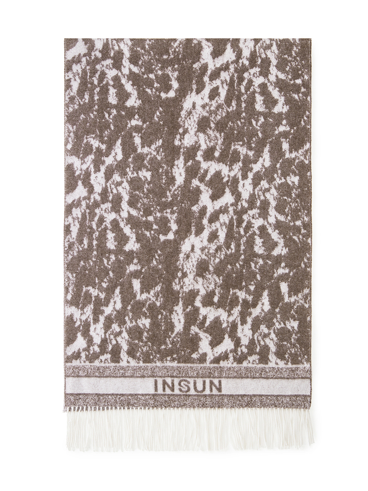 INSUN恩裳2024秋季印花拉毛工艺流苏羊绒围巾9C34390020