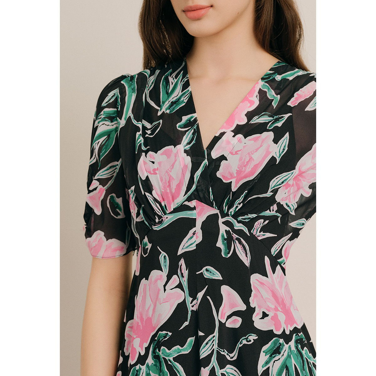 OBBLIGATO奥丽嘉朵2025年专选夏季新品黑色V领抽褶桑蚕丝印花连衣裙1C65205750