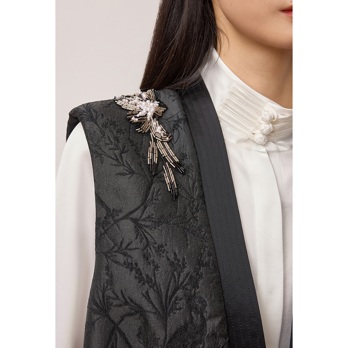 OBBLIGATO奥丽嘉朵2025秋季新品新中式立体提花暗纹花鸟钉珠马甲1C35301170