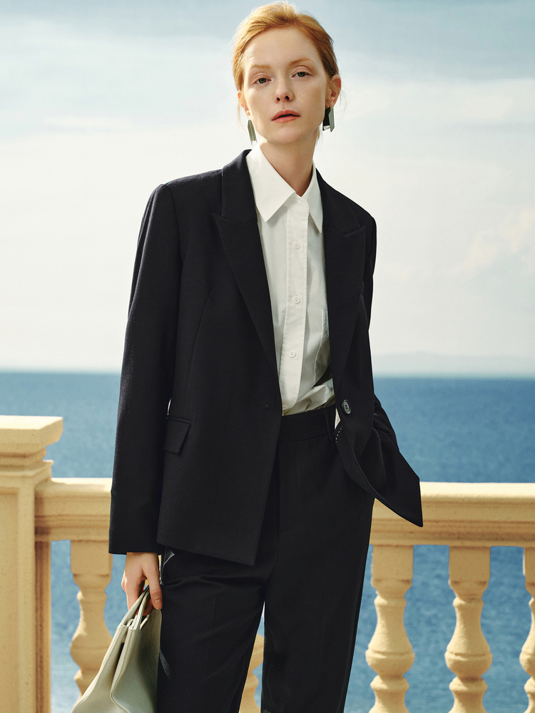 INSUN恩裳专选2024春款简约斜纹薄垫肩西装外套9C64110190