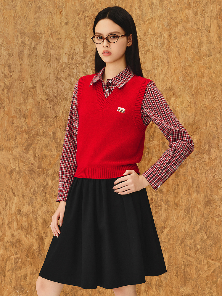 ToyzY2025冬季红色氛围感蛋糕刺绣V领马甲背心ZC35504020