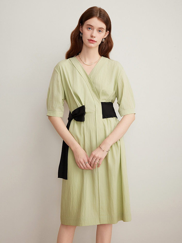 Goodland美地女装 2025夏季黑色蝴蝶结腰封V领连衣裙LC35205350