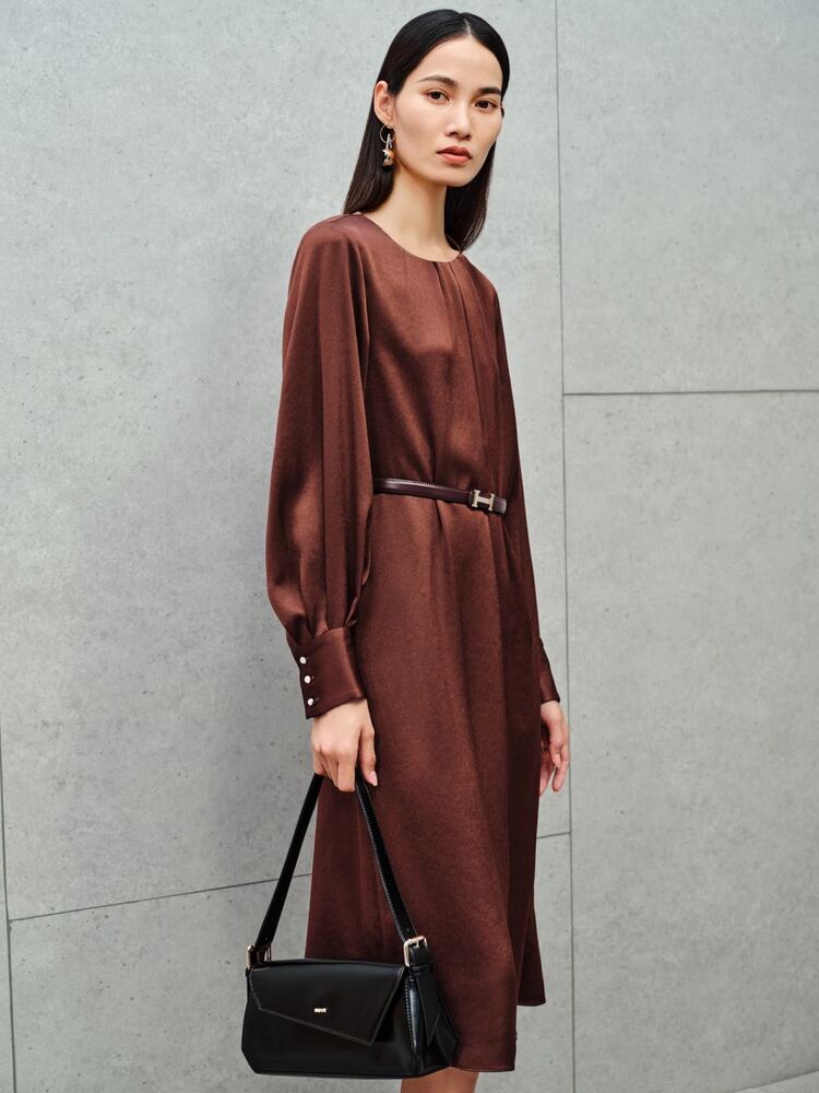 INSUN恩裳2023秋季亲肤透气醋酸垂坠感优雅立体设计连衣裙9C63305290（赠送腰带）