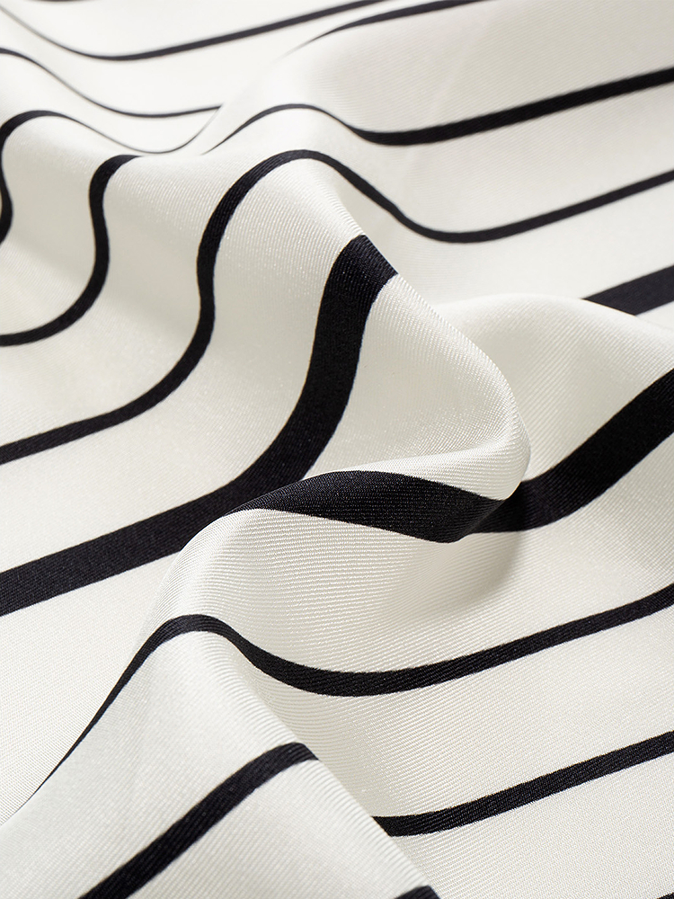 INSUN恩裳2025秋季时髦几何方块真丝丝巾9C35390010