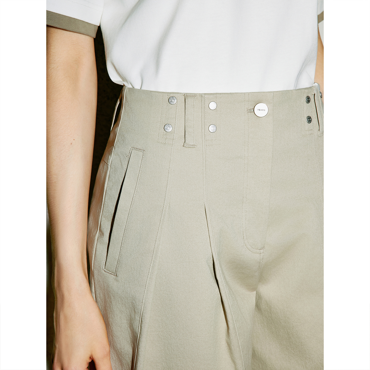 COVERINS2026夏季新款浅卡其宽松亚银铆钉褶裥阔腿裤CC36220040