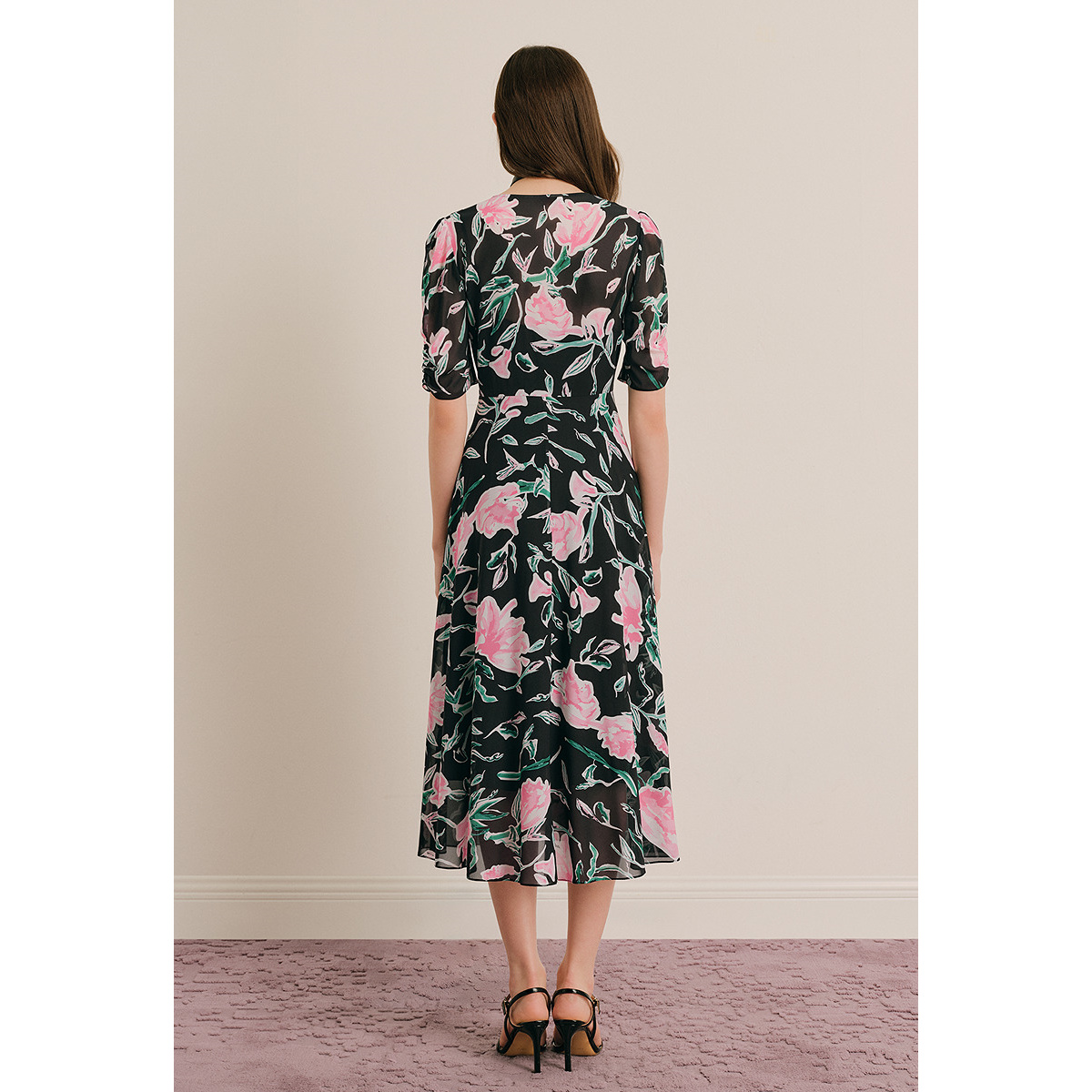 OBBLIGATO奥丽嘉朵2025年专选夏季新品黑色V领抽褶桑蚕丝印花连衣裙1C65205750