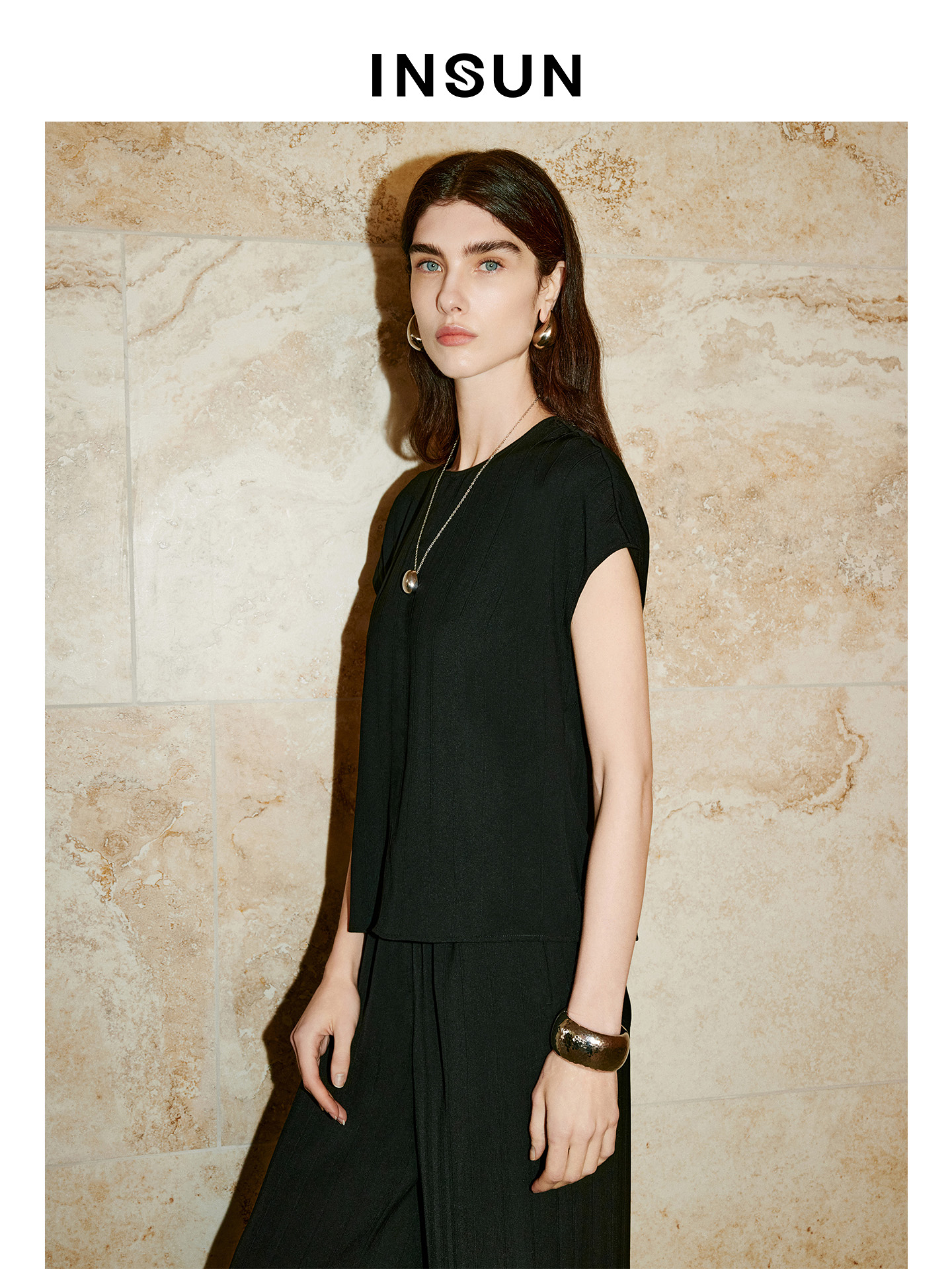 INSUN恩裳专选2026夏季圆领简约竖条肌理感短袖T恤9C66270010