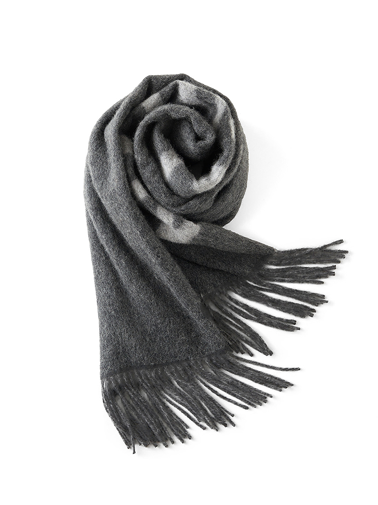 INSUN恩裳2025冬季简约百搭绵羊毛流苏披肩围巾9C35590010