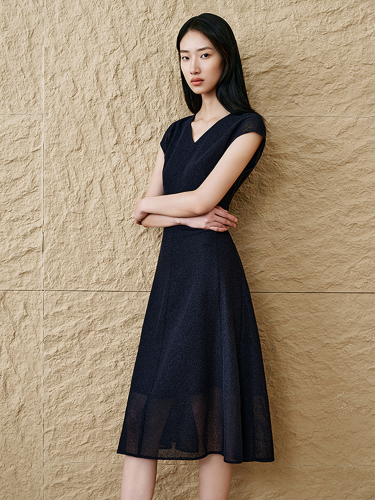 INSUN恩裳专选2025新品时尚V领收腰a字连衣裙9C65105290