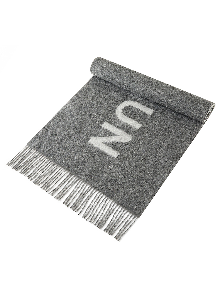 INSUN恩裳2025冬季简约百搭绵羊毛流苏披肩围巾9C35590010