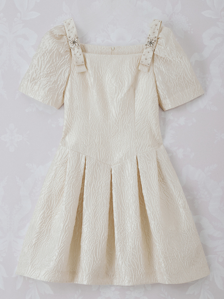 OBBLIGATO奥丽嘉朵2023秋季米色方领设计肩头点缀蝴蝶结肌理感连衣裙1C63305610