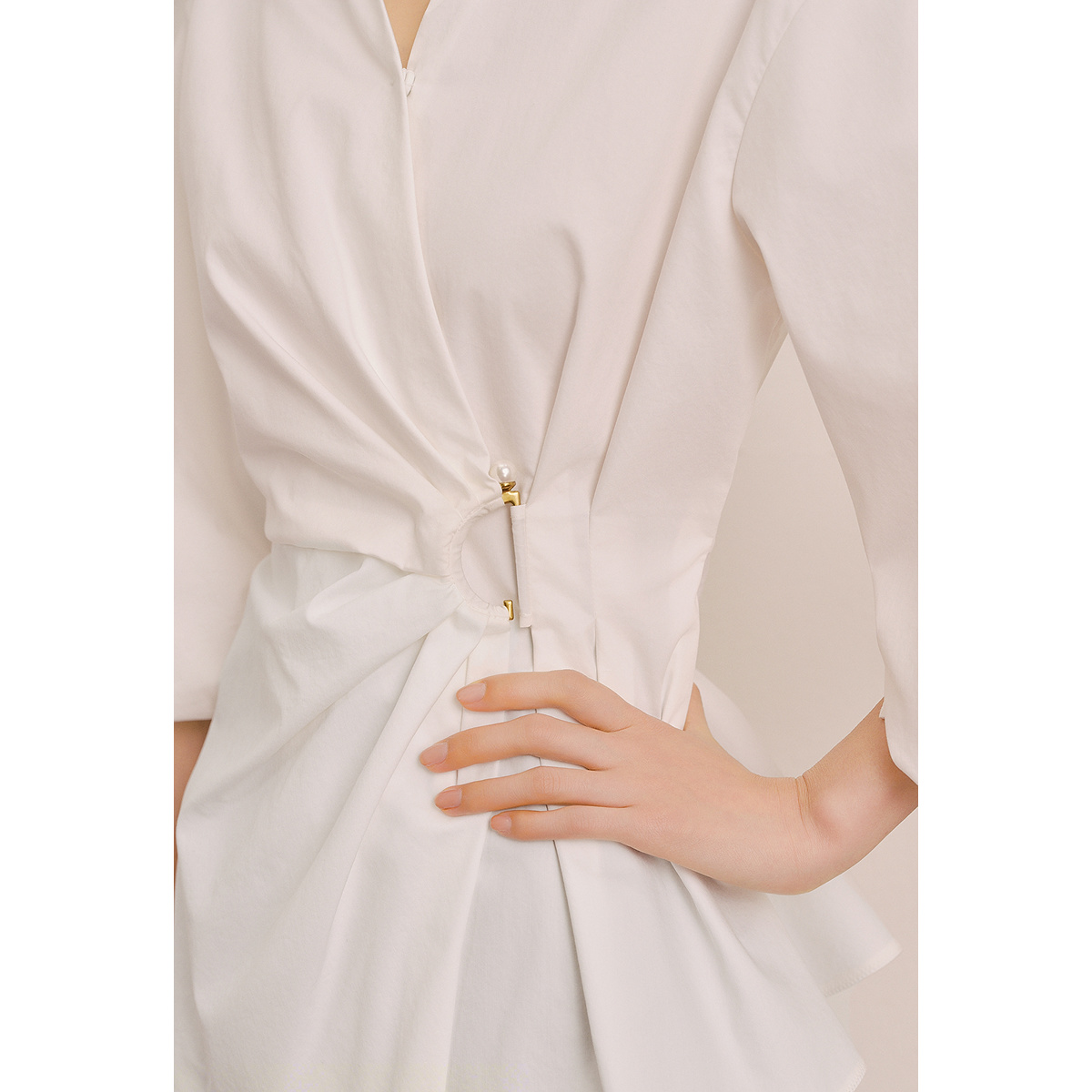 OBBLIGATO奥丽嘉朵2025秋季新品斜纹棉尖领金属扣环褶皱本白衬衫1C35330070