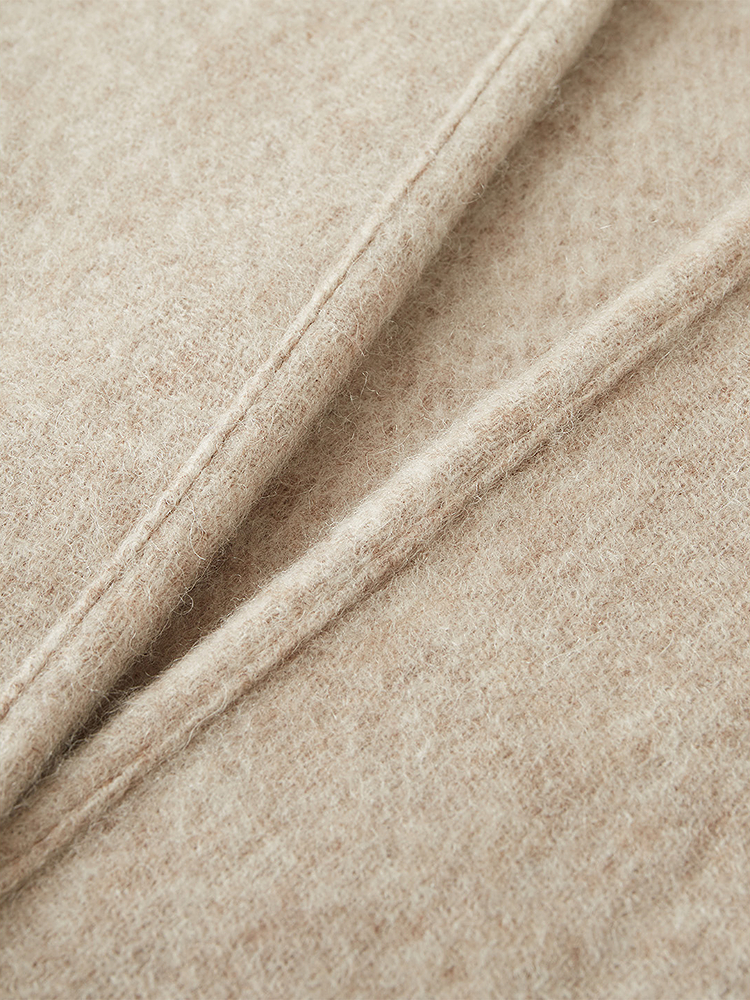 INSUN恩裳2025冬季简约纯色羊羔绒流苏披肩9C35590030