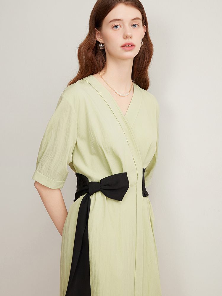 Goodland美地女装 2025夏季黑色蝴蝶结腰封V领连衣裙LC35205350