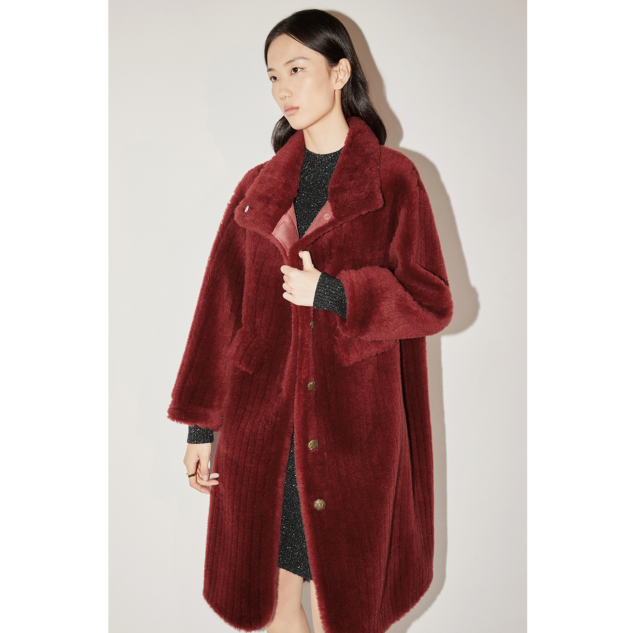 (一口价)【预售12月5日前发货】恩裳COVER冬季2022新款时尚手工竖条重工剪花显瘦羊毛绒毛呢大衣CC32580560