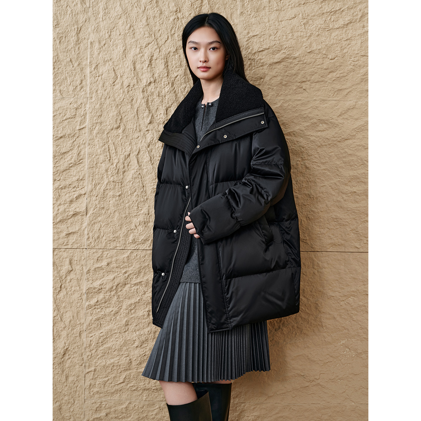 INSUN恩裳专选2025冬季环保毛领大翻领宽松中长款包裹感羽绒服9C65508640
