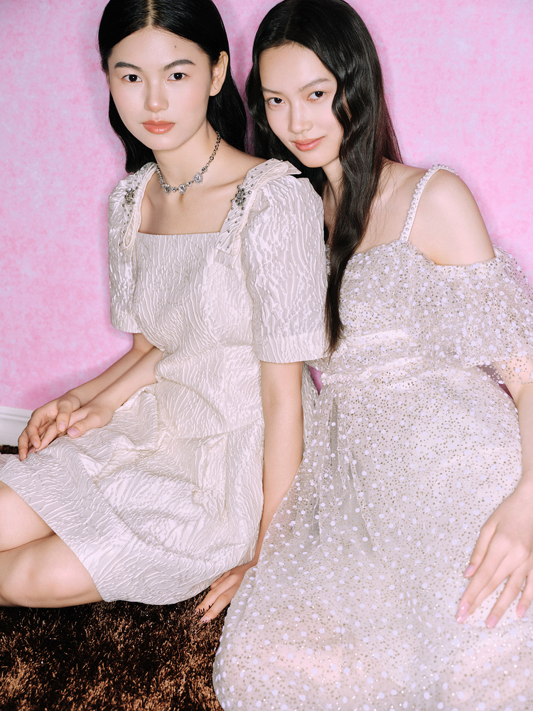 OBBLIGATO奥丽嘉朵2023秋季米色方领设计肩头点缀蝴蝶结肌理感连衣裙1C63305610