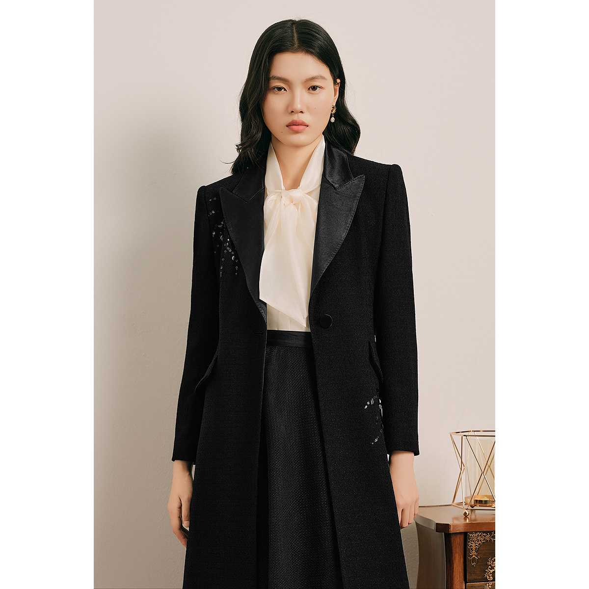 OBBLIGATO奥丽嘉朵2025春季金标戗驳领手工珠片一粒扣风衣1C35107010