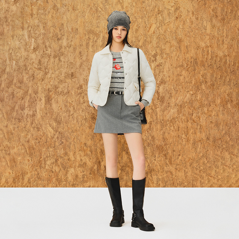 ToyzY2025冬季新款经典轻盈保暖短款菱形格绗缝翻领羽绒服ZC35508230