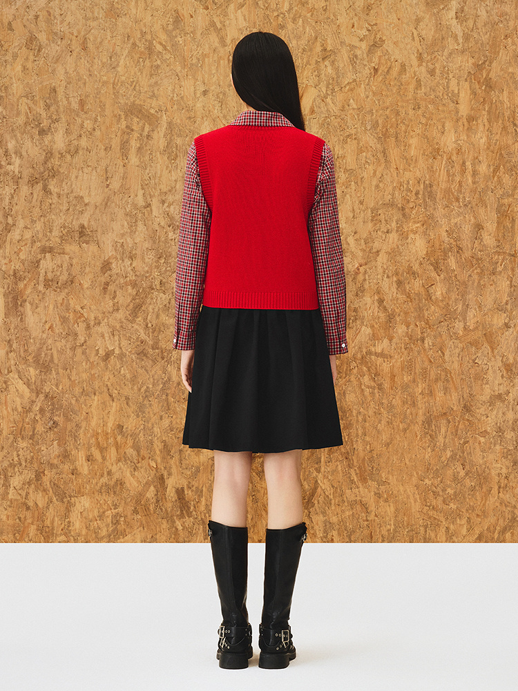 ToyzY2025冬季红色氛围感蛋糕刺绣V领马甲背心ZC35504020