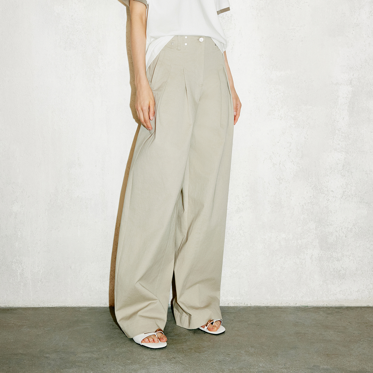 COVERINS2026夏季新款浅卡其宽松亚银铆钉褶裥阔腿裤CC36220040