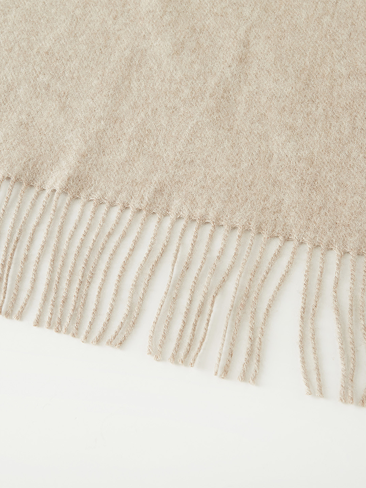 INSUN恩裳2025冬季简约纯色羊羔绒流苏披肩9C35590030