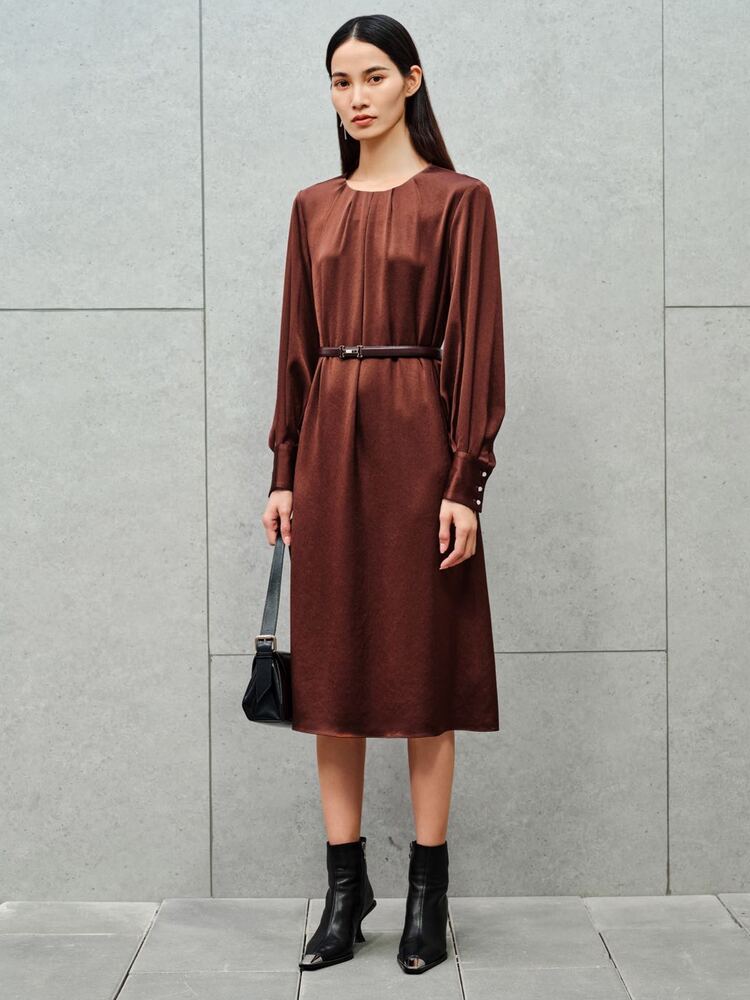 INSUN恩裳2023秋季亲肤透气醋酸垂坠感优雅立体设计连衣裙9C63305290（赠送腰带）