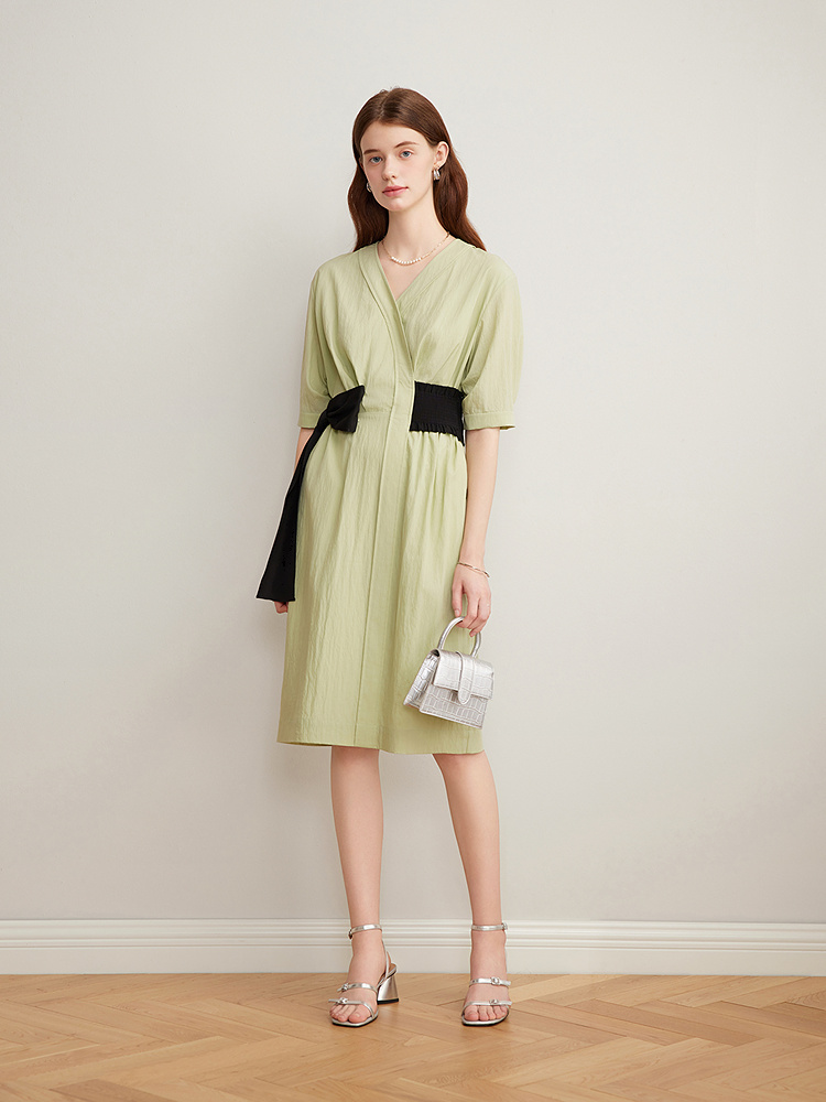 Goodland美地女装 2025夏季黑色蝴蝶结腰封V领连衣裙LC35205350